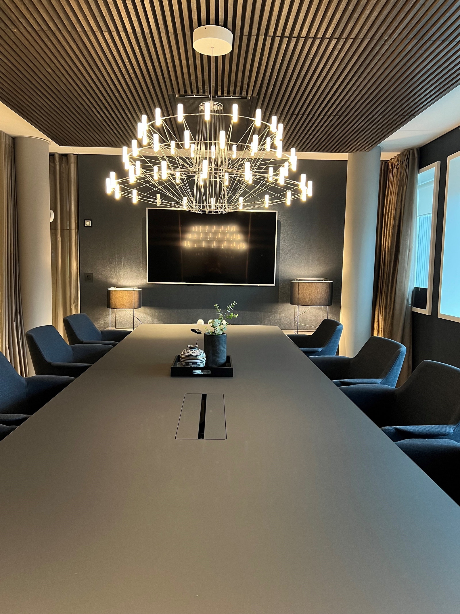 Alle møterom har skjermer, kamera og lyd Galleribilde