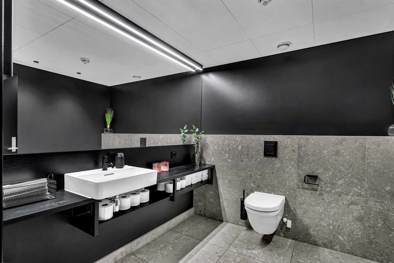 Kontoret har tre toaletter Galleribilde