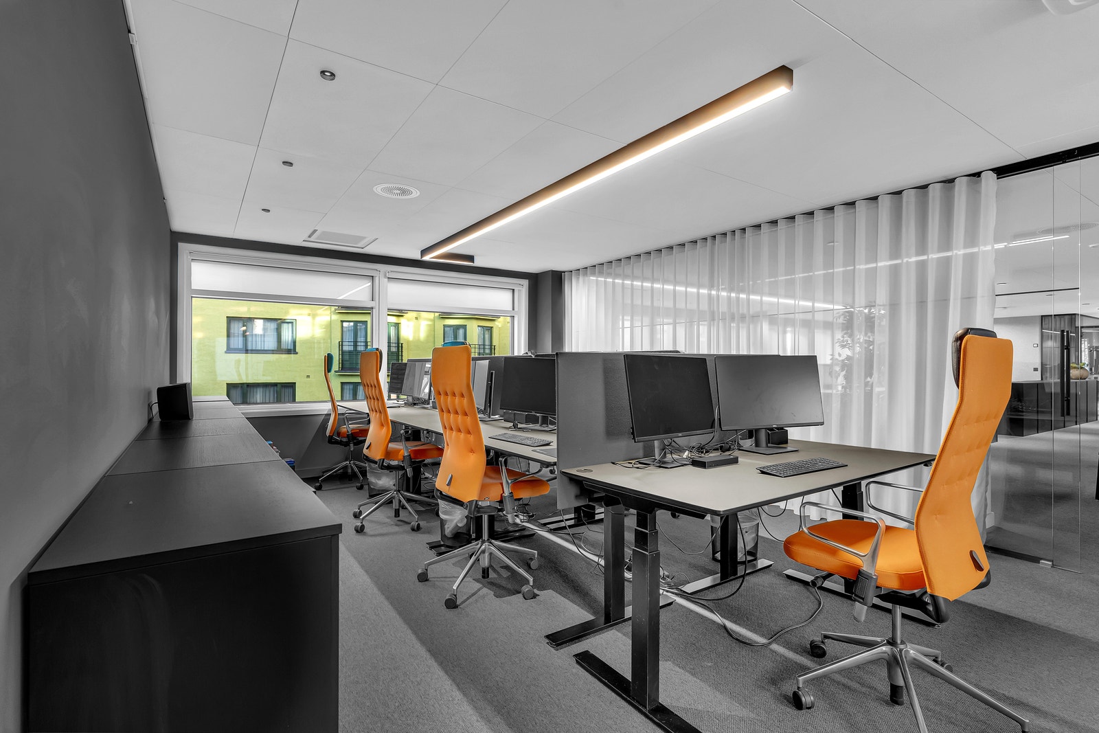 Ledige kontorplasser til 6 eller 7 personer i eget glassavlukke. Godt med lagringsplass. Galleribilde