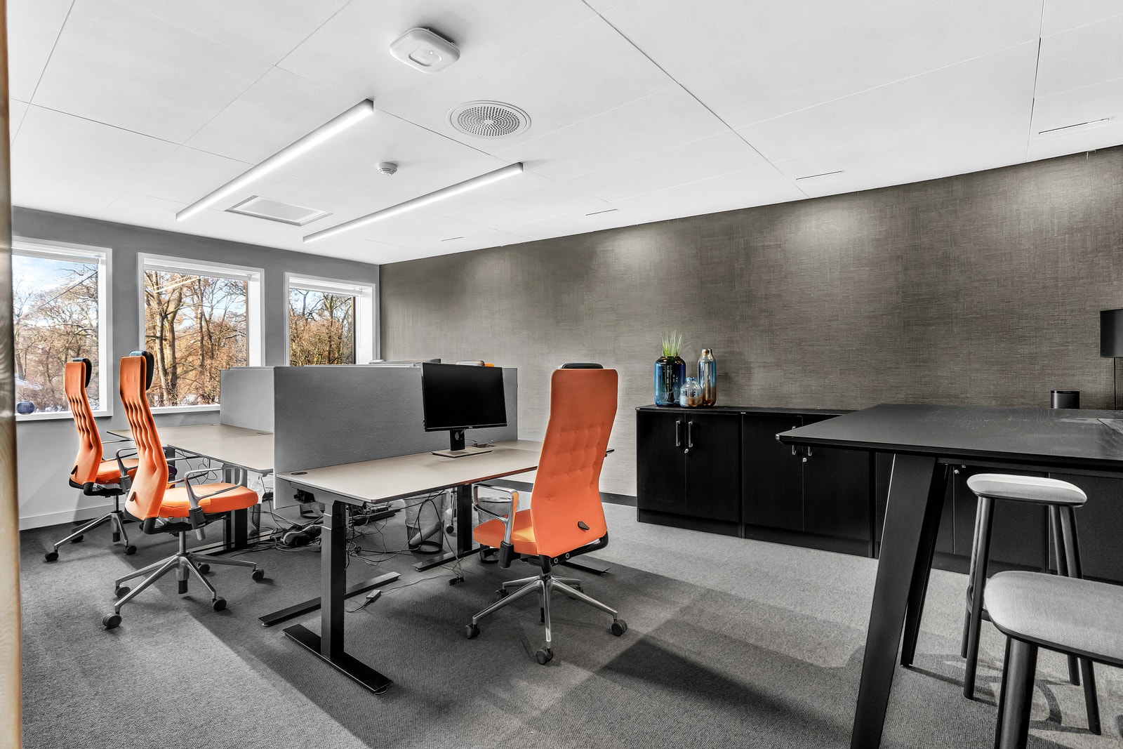 Ledige kontorplasser i eget rom med plass til 5 personer og et møtebord. Galleribilde