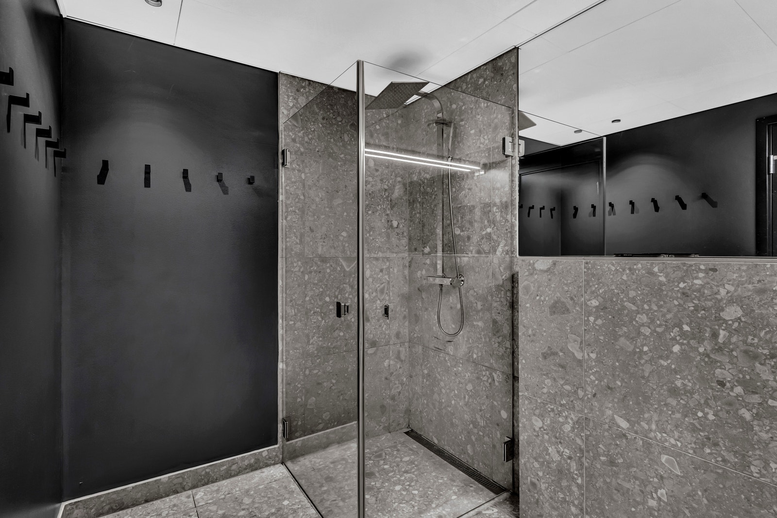 Dusjrom i tilknytning gymmen. Håndkleservice i bygget om ønskelig Galleribilde