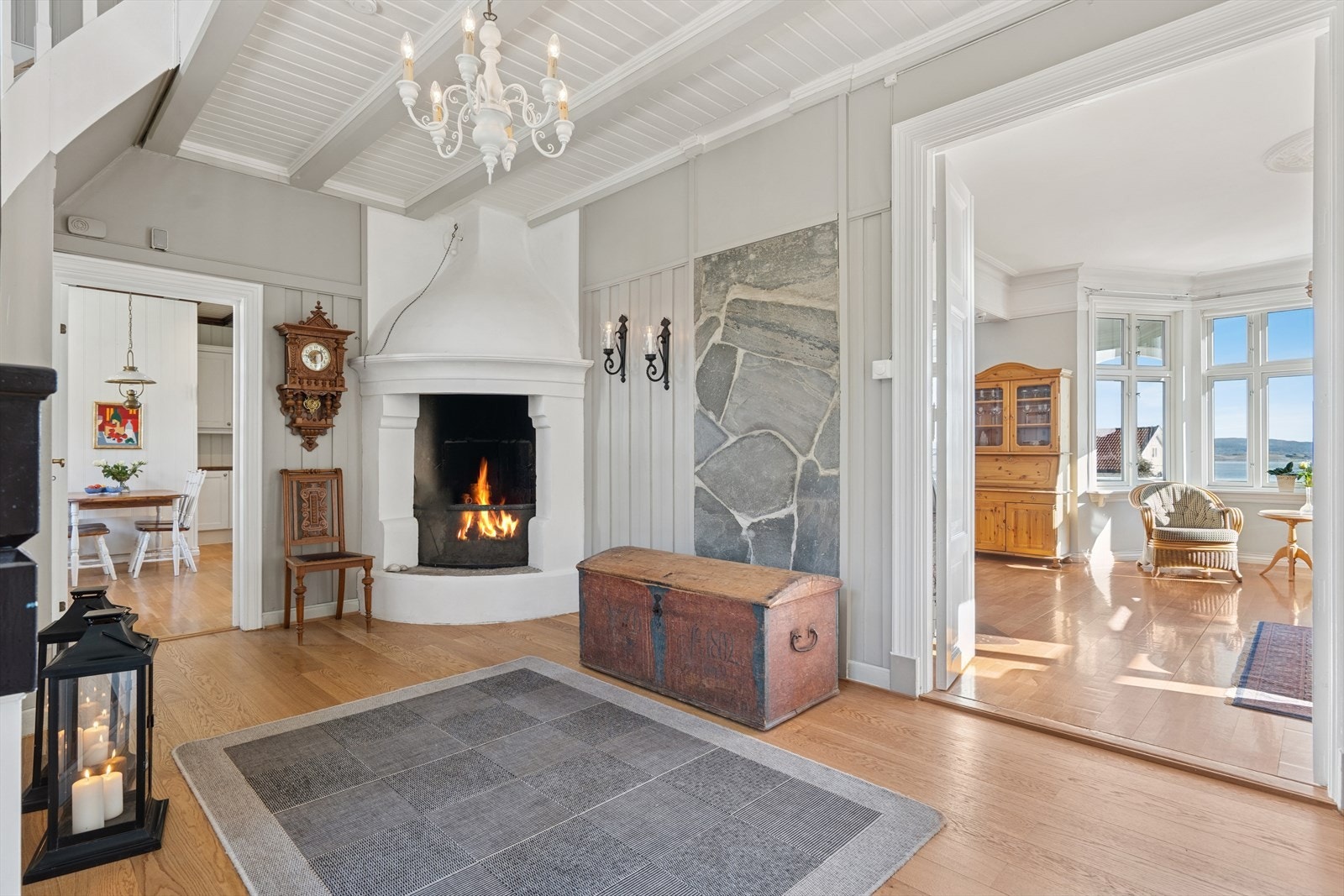 Hallen er har en unik og luftig takhøyde. Selger har i god tradisjon benyttet den åpne peisen for koselig oppfyring på nyttårsaften, for øvrig er den ikke benyttet. Galleribilde