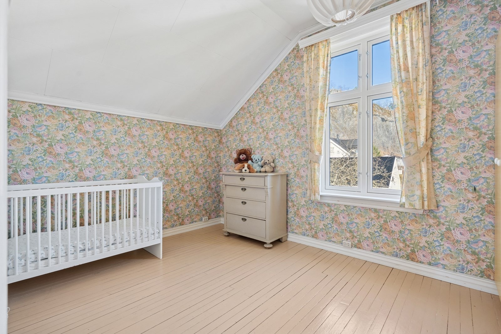 Det siste soverommet har klassisk tapet på veggene og malt tregulv. Galleribilde