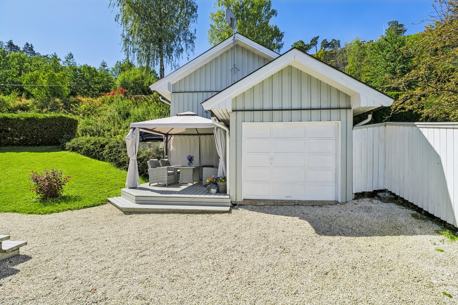 Det er bebygget en pen dobbelgarasje med en øvrig lagringsbod i underdelen av garasjen, med praktisk port. Galleribilde