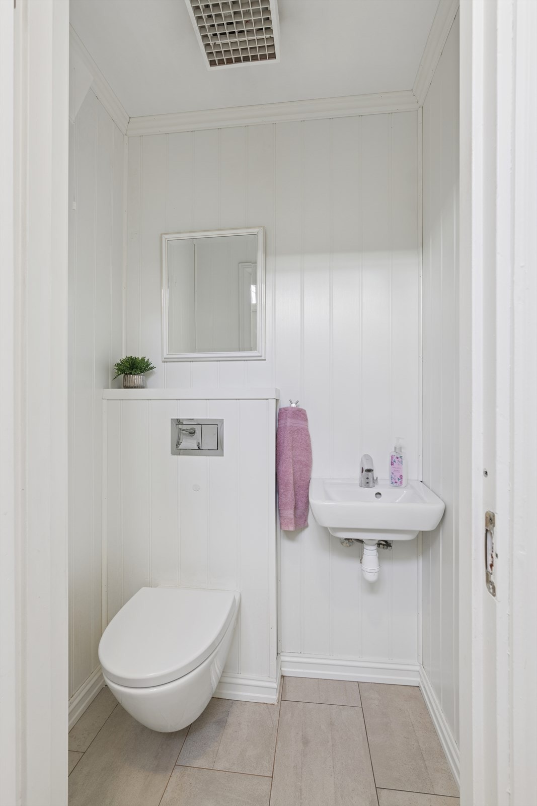 Det er varmekabler i gulv i både gangen og toalettrommet. Galleribilde