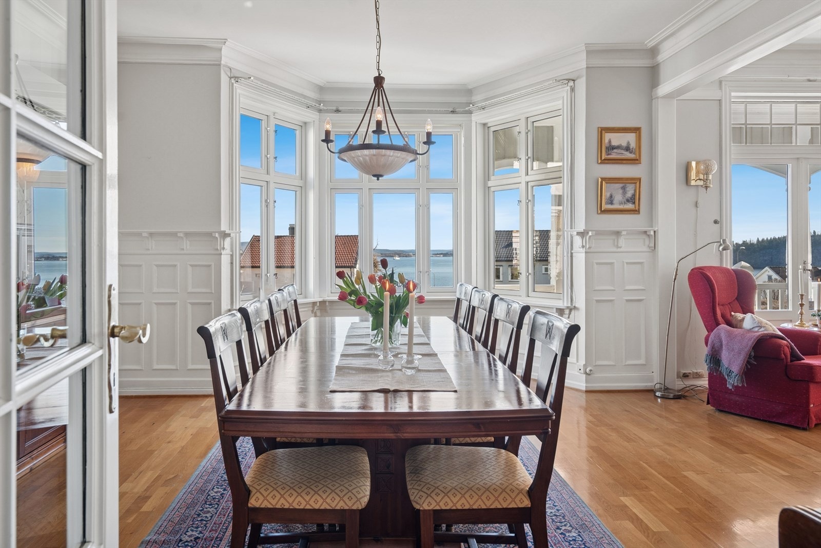 Det er montert varmepumpe av typen Panasonic (NZ 35 VKE ) i 2021 for effektiv oppvarming og nedkjøling av rommet. Selger har i løpet av årene dekket til ca. 50 gjester i stuen på det meste. Galleribilde