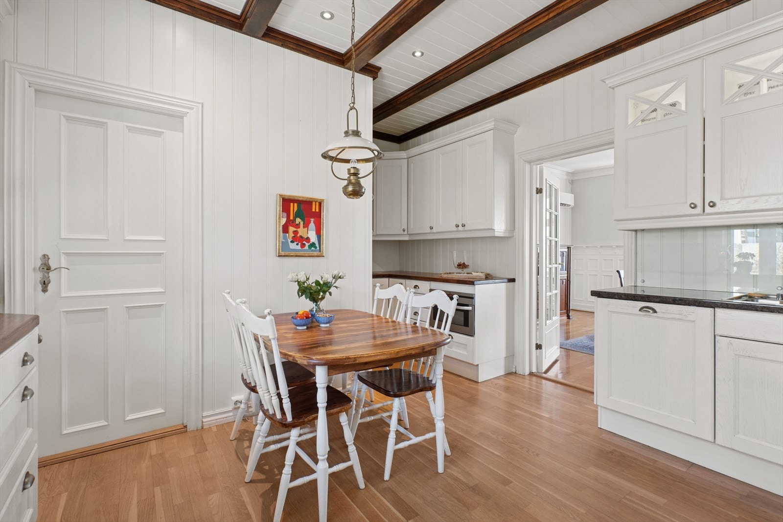 Benkeplatene er i både heltre valnøtt og granitt. Videre byr kjøkkenet på hvitevarer fra kvalitetsleverandører. Kombistekeovn med mikro og kombistekeovn med damp er begge fra AEG og kjøleskap og oppvaskmaskin fra Miele. Ventilator er fra Røros-Hetta. Galleribilde