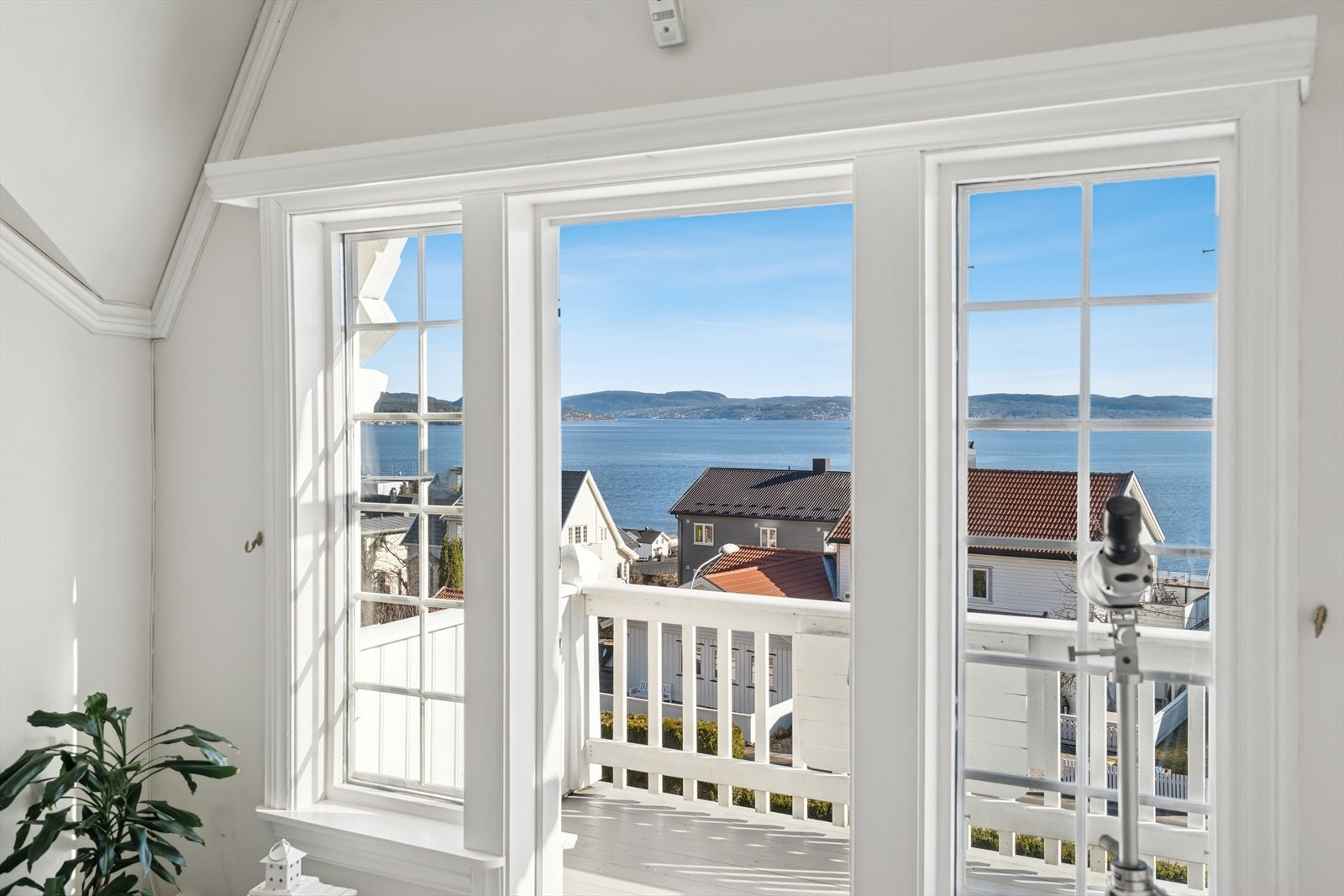 Det en fortryllende utsikt over fjorden fra både stuen og balkongen. Galleribilde