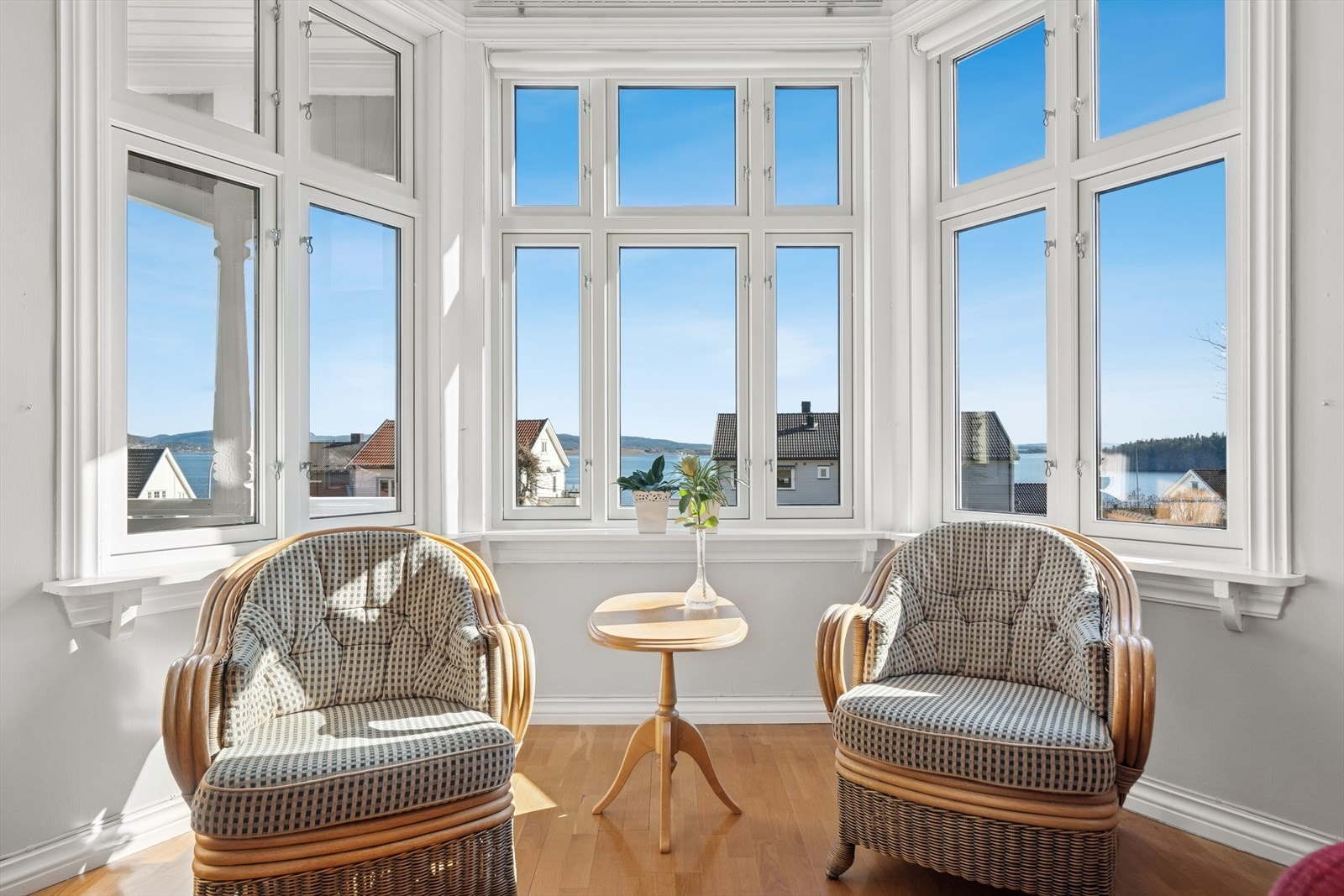 På grunn av stuens generøse størrelse og luftige takhøyde får rommet en unik atmosfære, som enkelt kan innredes med ulike soner som TV-stue, bibliotek og spisestue. Galleribilde