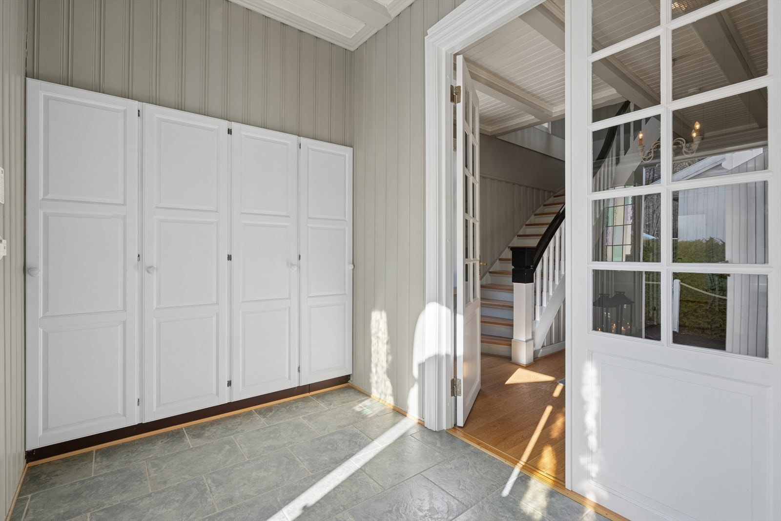 Videre innenfor døren ønsker et lunt og koselig vindfang deg velkommen inn. Rommet har flislagt gulv med varme, samt er det god plass til å både henge og sette fra seg sko- og yttertøy. Galleribilde