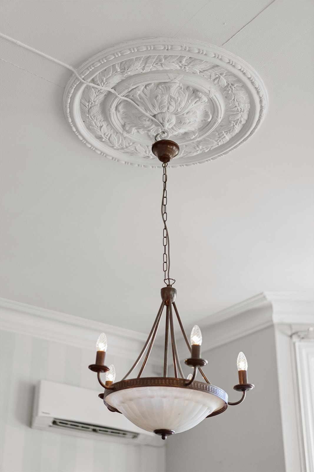 Detaljbilde av den ete og opprinnelige gipsrosetten i spisestuen. Galleribilde