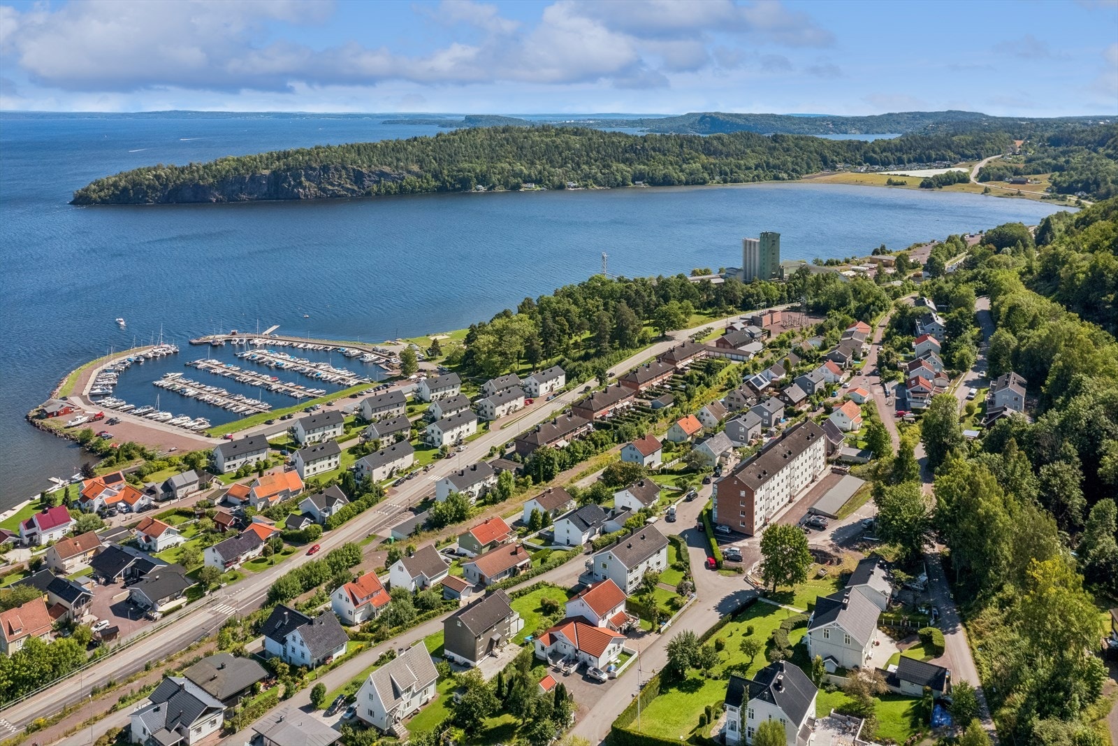 Fra første møte gir Holmestrand og Bilet et behagelig inntrykk. Bilet er et veletablert boligområde med pen villa- og leilighetsbebyggelse. Galleribilde
