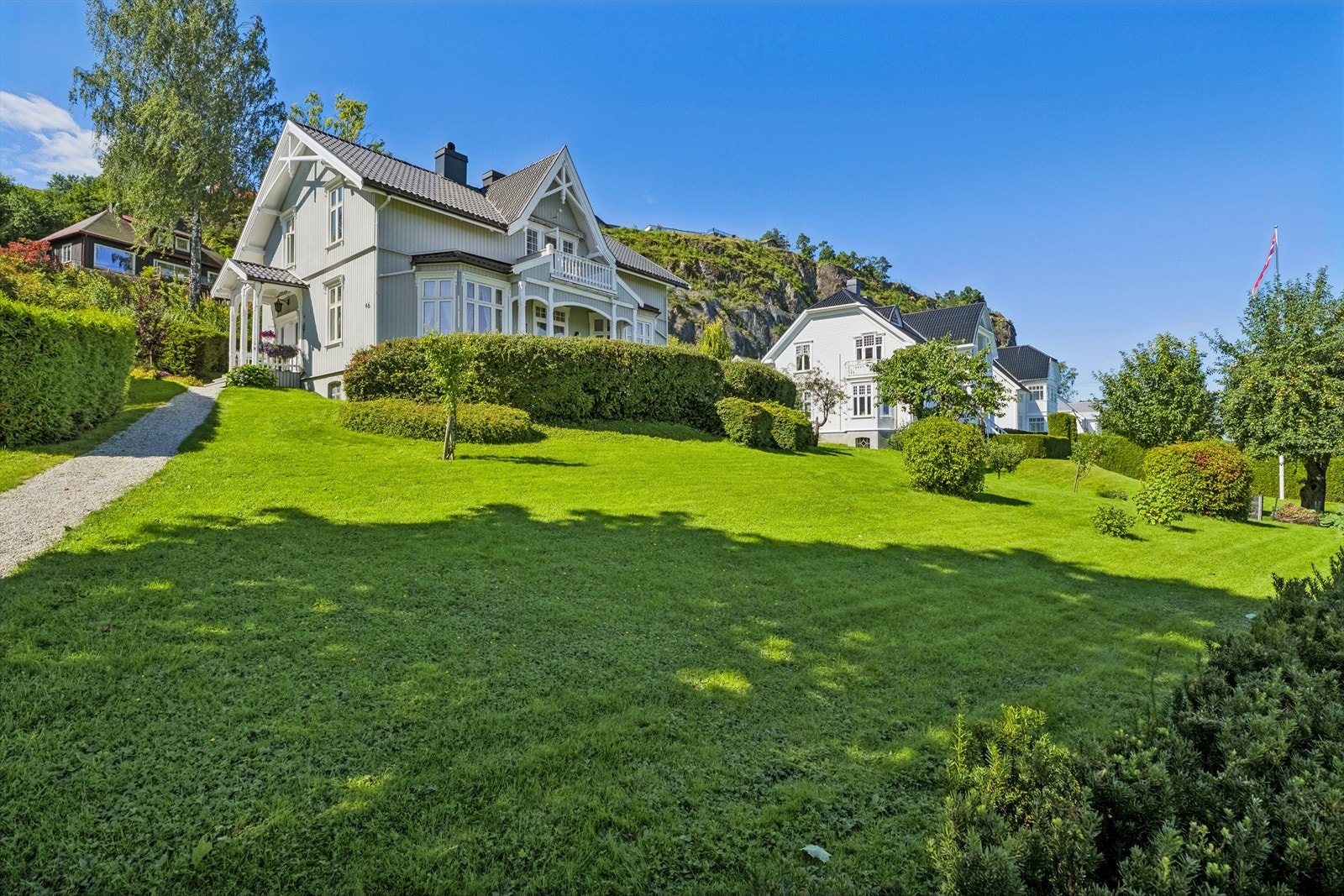 Tomten er på hele 1096,9 kvm, med store plenarealer og ulik beplanting som trær og busker. Hagen byr på god boltreplass for hele familien, hvor man kan innrede med trampoline, badmintonnett, fotballbane og kjøkkenhage. Galleribilde