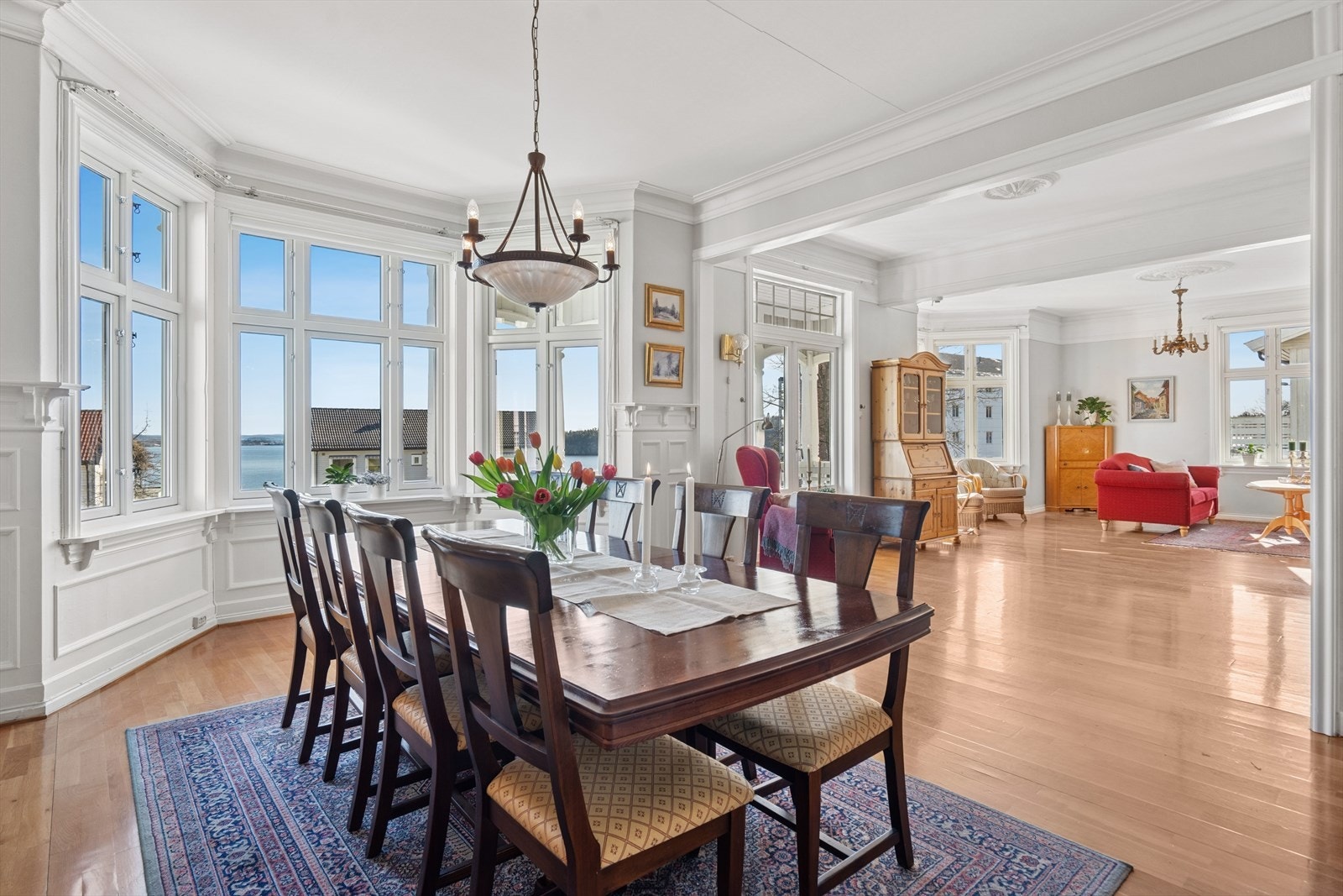 Stuen har en åpen, luftig og sosial atmosfære. Galleribilde