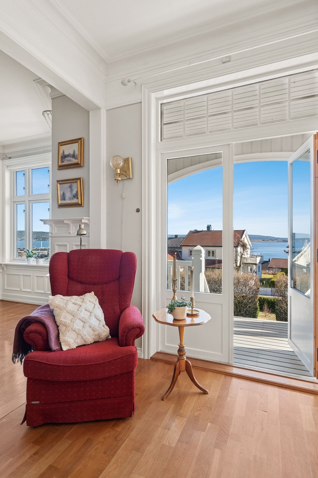 Midtre del av stuen egner seg perfekt for innredning med godstol. Her kan en nyte en god bok til den fantastiske sjøutsikten. Galleribilde