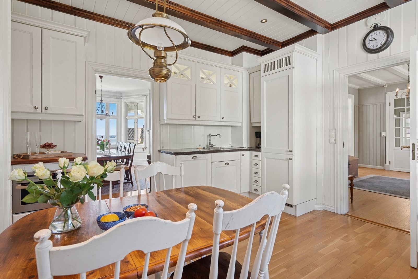 Det er videre pent gulv med behagelig gulvvarme, spotbelysning i taket og plass til hverdagslig spisebord. Galleribilde