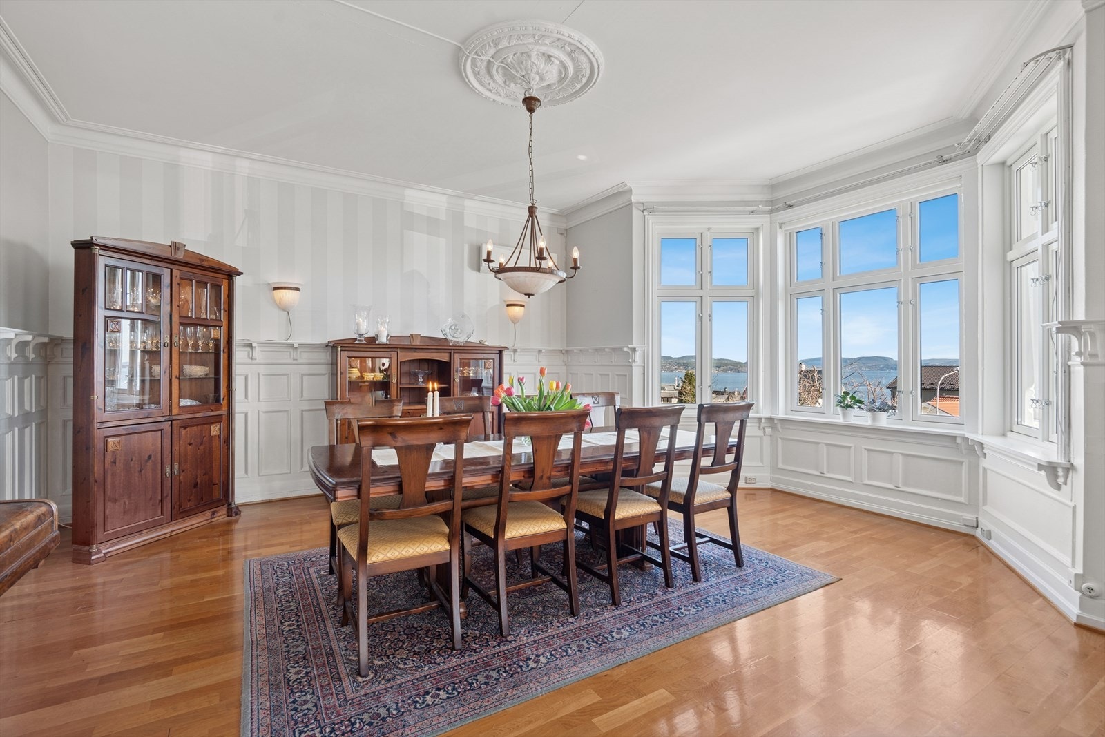 Dagens spisestue har god plass til et stort langbord, så her kan man invitere mange gjester og hele familien til hyggelige sammenkomster. Galleribilde