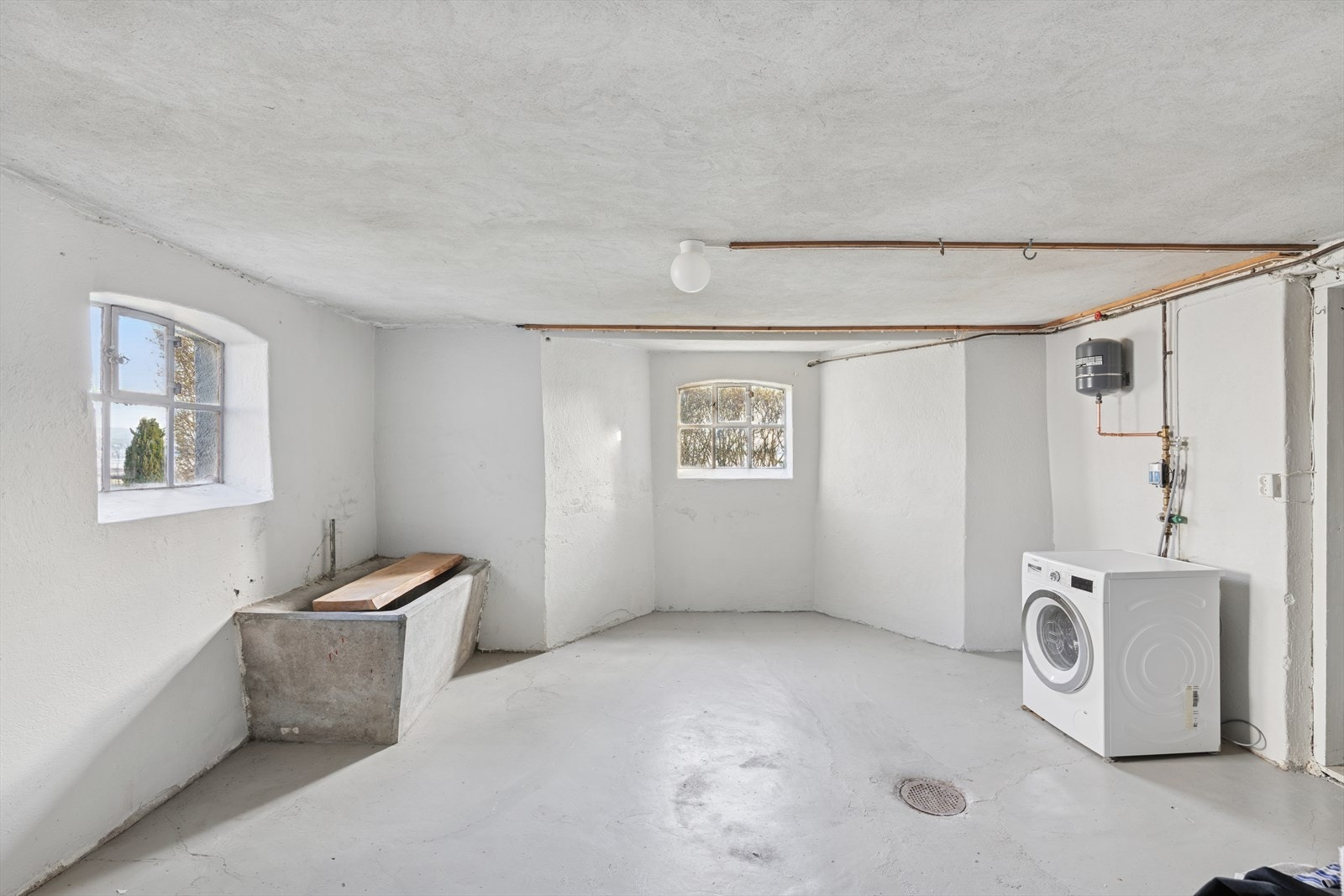 For øvrig har Bilet 46 en stor kjelleretasje med god lagring- og oppbevaringsplass. Det er tilrettelagt med opplegg for vaskemaskin i bod i kjeller. Galleribilde