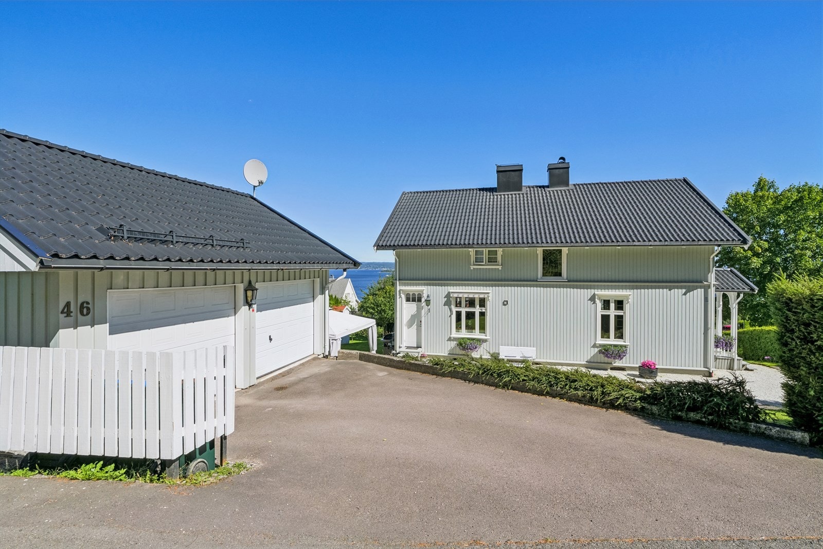 Tomten er pent opparbeidet med asfaltert gårdsplass med innkjøring til dobbelgarasje, asfaltert gangvei med praktiske varmekabler for effektiv is- og snøsmelting, grusede lyse gangstier og en generell flott opparbeidelse. Galleribilde