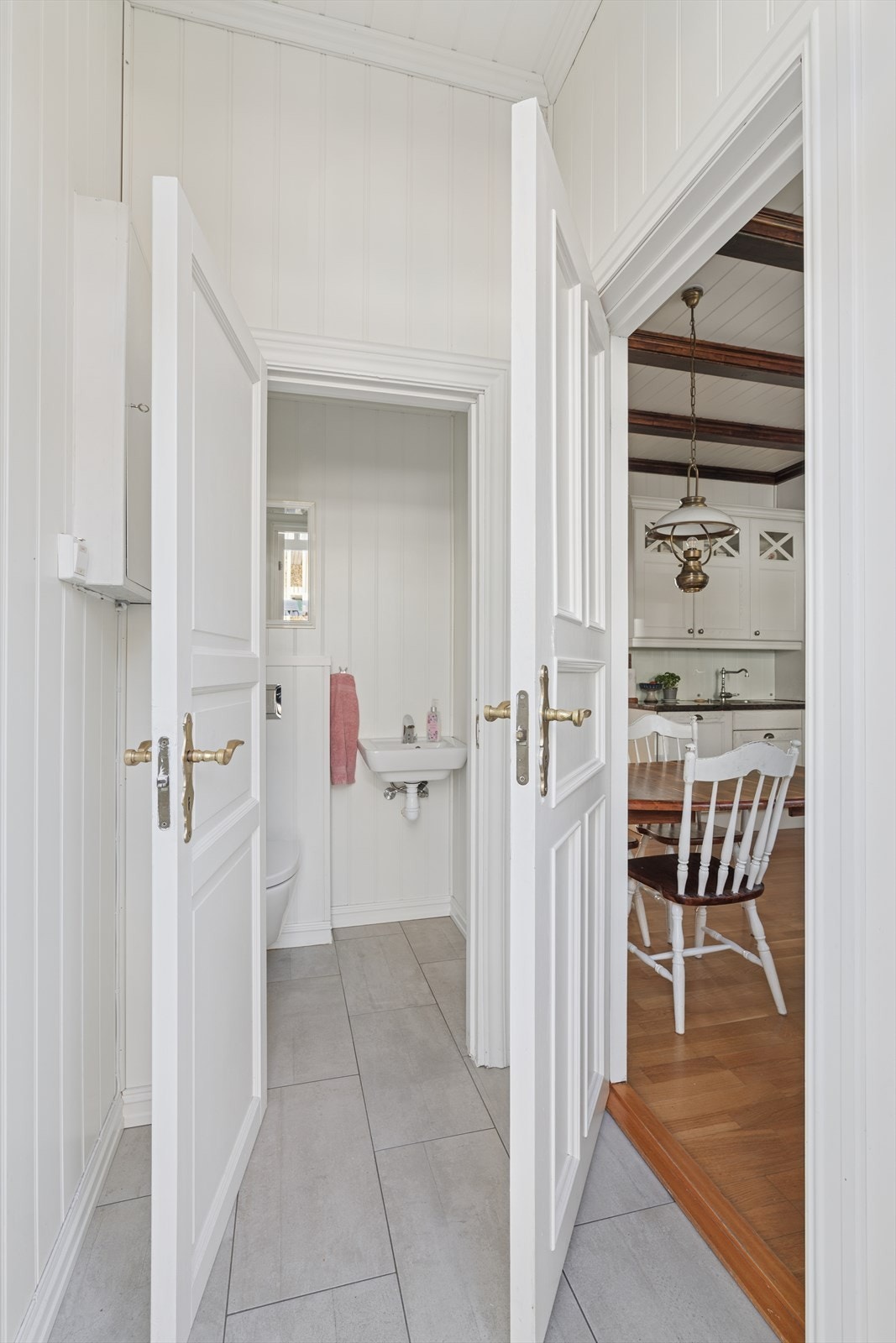 Fra kjøkkenet er det videre inngang til en gang som har adkomst til eget toalettrom, samt utgang til hage. En slik adkomst til kjøkkenet fra hagen er meget praktisk i hverdagen. Galleribilde