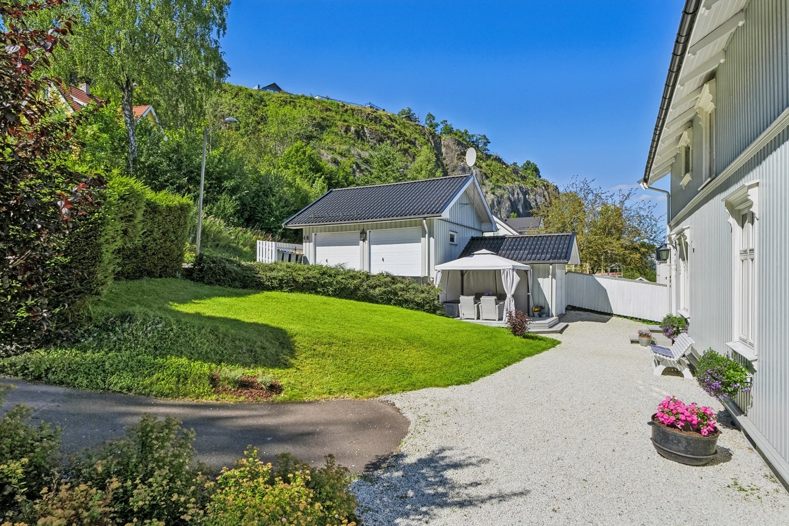 Det er flere flotte uteområder med forskjellige soner, hvor man kan flytte seg etter solen. Galleribilde