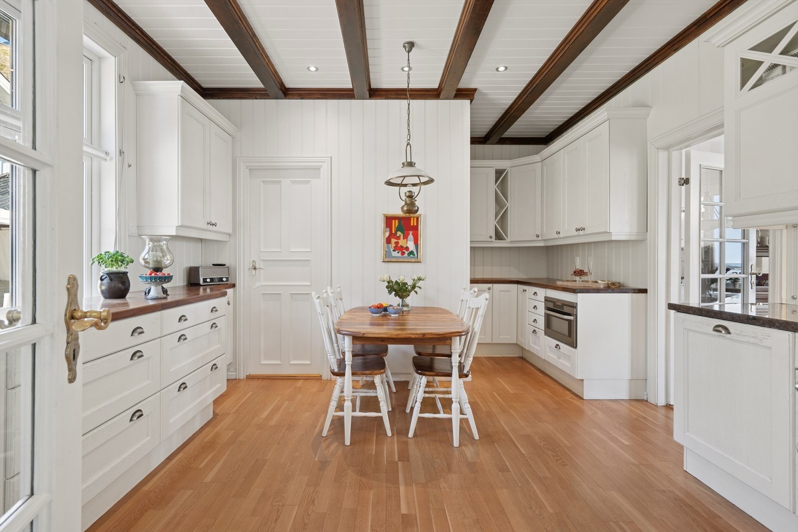 Kjøkkenet er lokalisert i eget rom med direkte adkomst fra spisestuen og hallen. Galleribilde