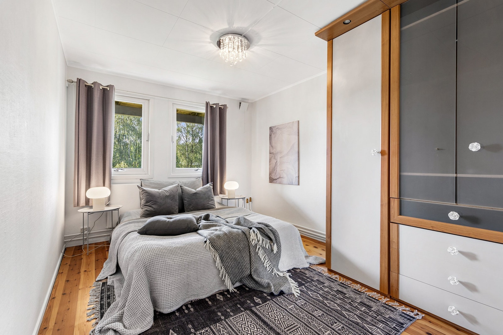 God størrelse på soverommet med plass til nattbord på hver side. Galleribilde