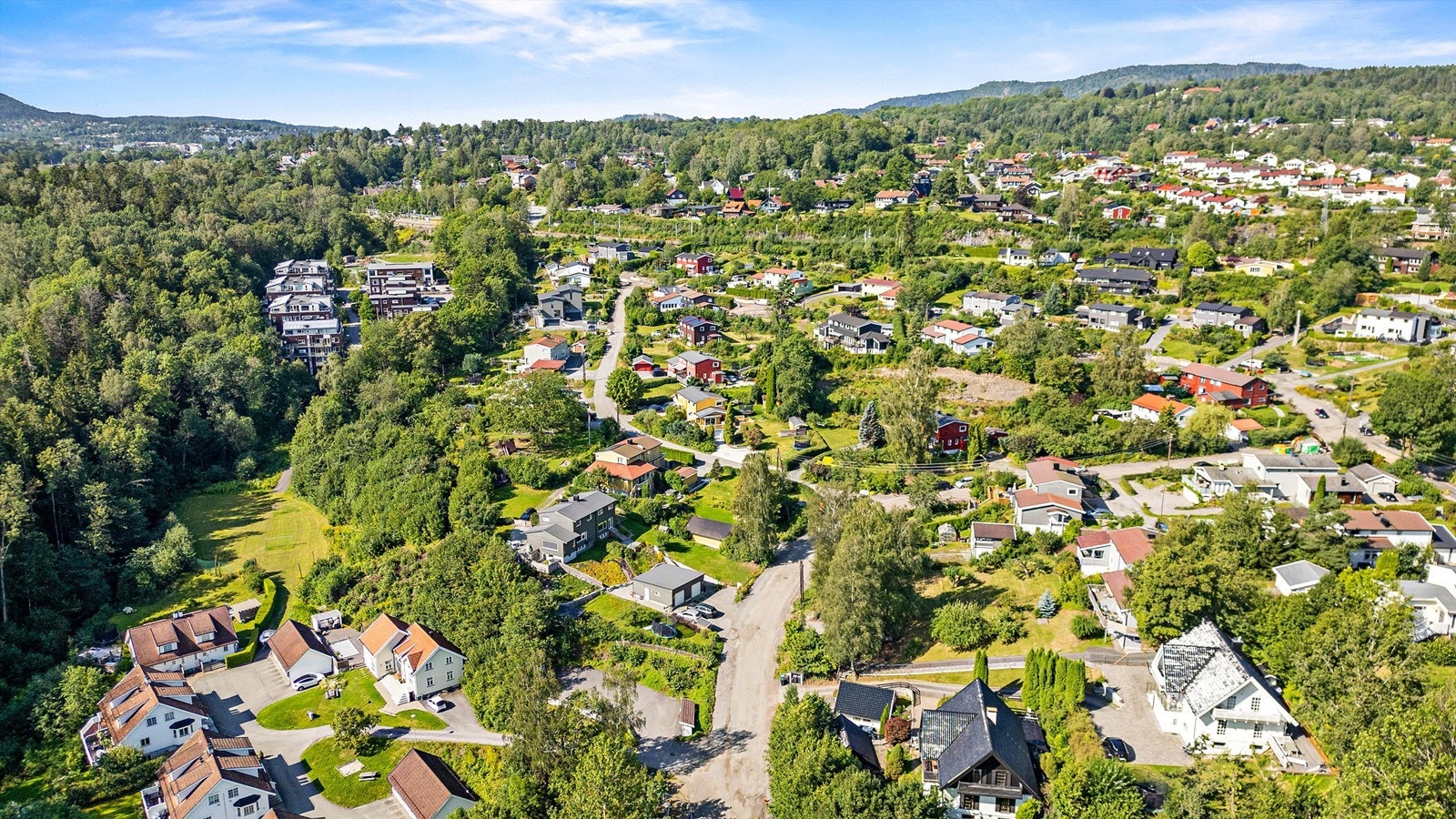 Eiendommen ligger i en populær vei på Vakås i Asker. Gangavstand til Hofstad barneskole og flere barnehager i området. Få minutters gange til offentlig kommunikasjon med tog fra Vakås stasjon eller buss fra Ravnsborg ca. 900 meter unna boligen. Galleribilde