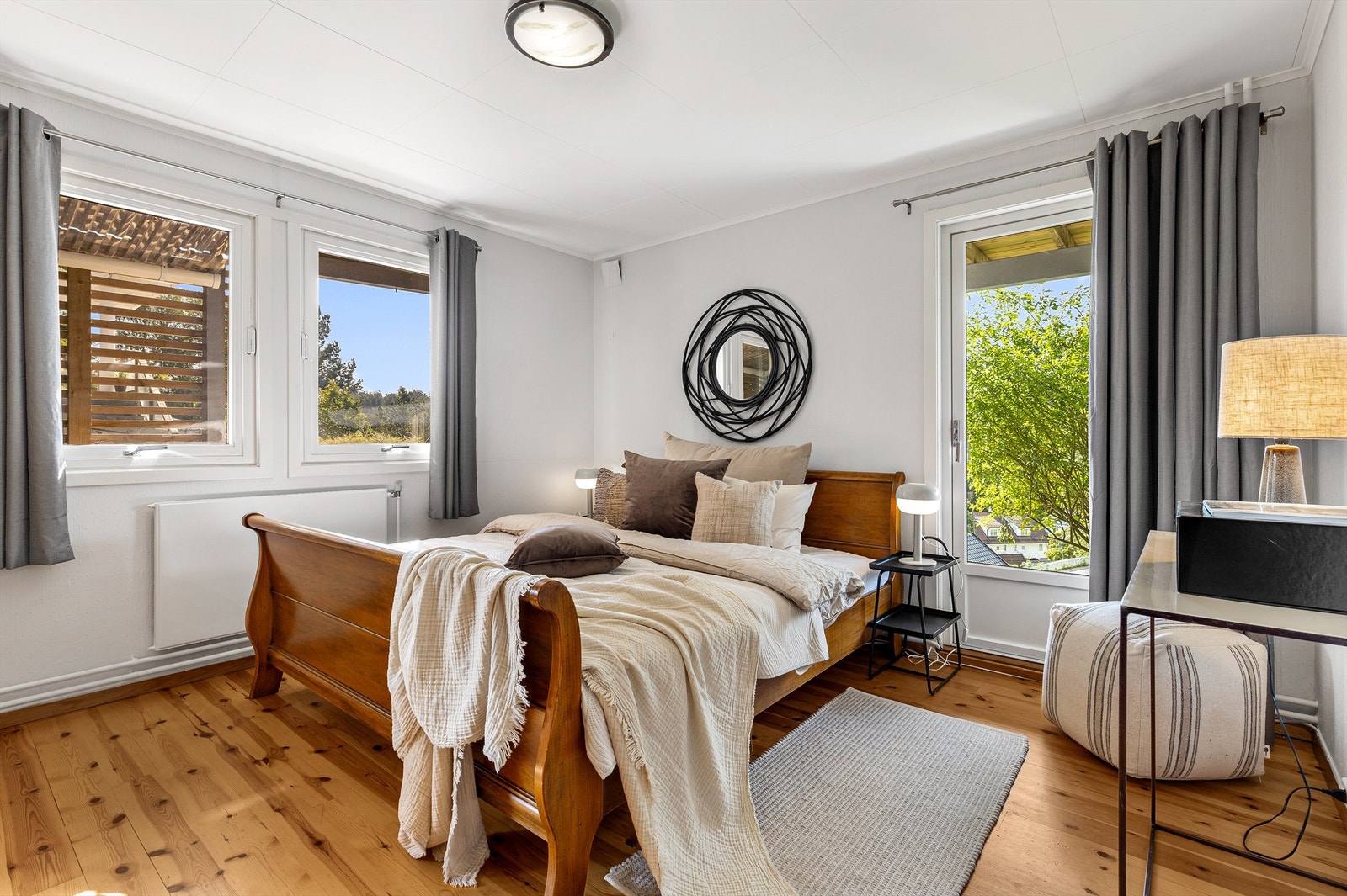 Hovedsoverommet er av god størrelse og har plass til dobbeltseng med nattbord på hver side. Galleribilde