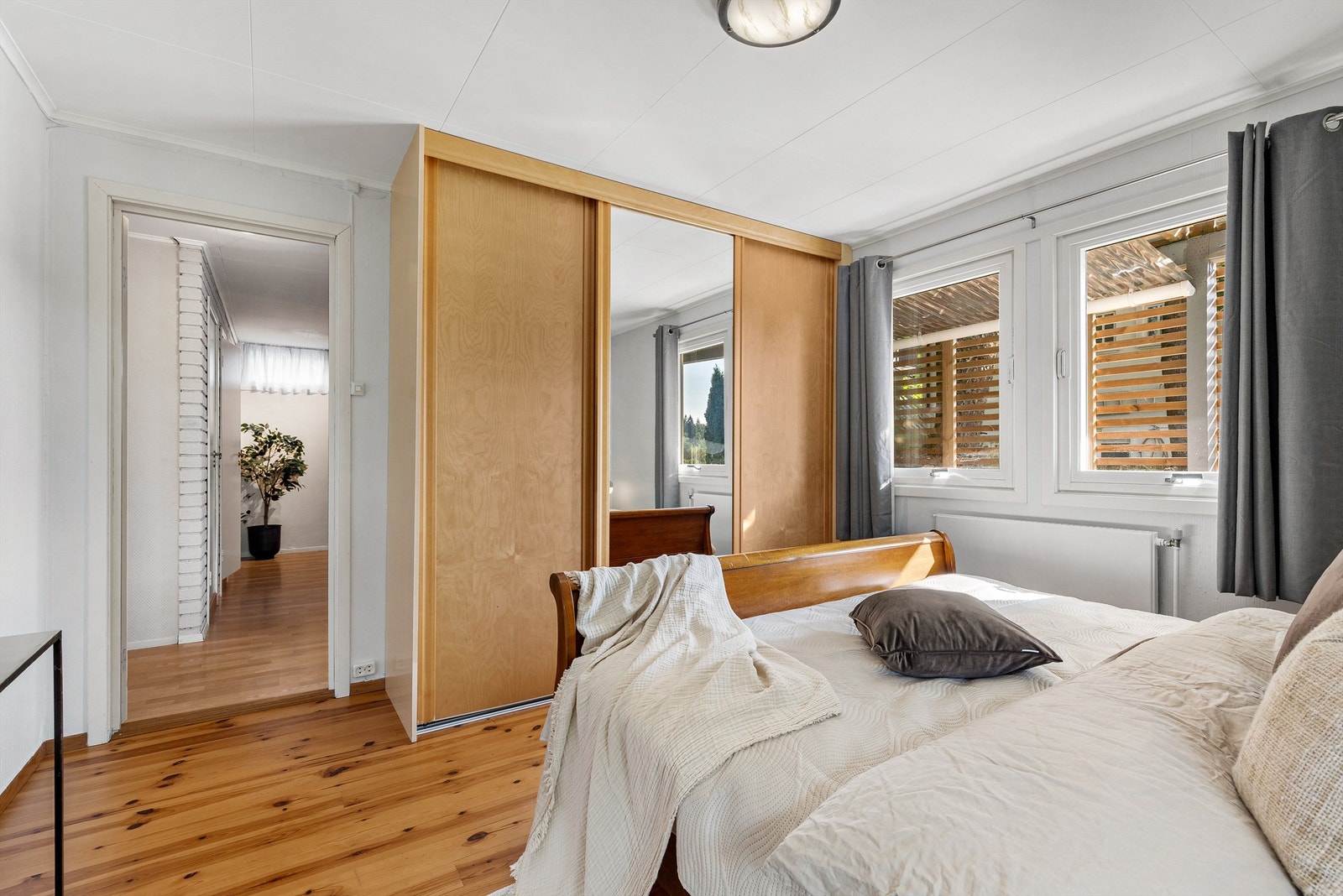 Integrert skyvedørsgarderobe med god plass. Galleribilde