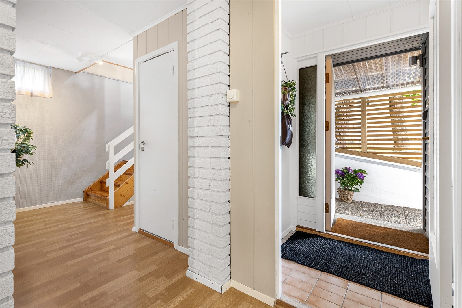 Bod på 2 kvm under trapp som passer perfekt til lagring Galleribilde