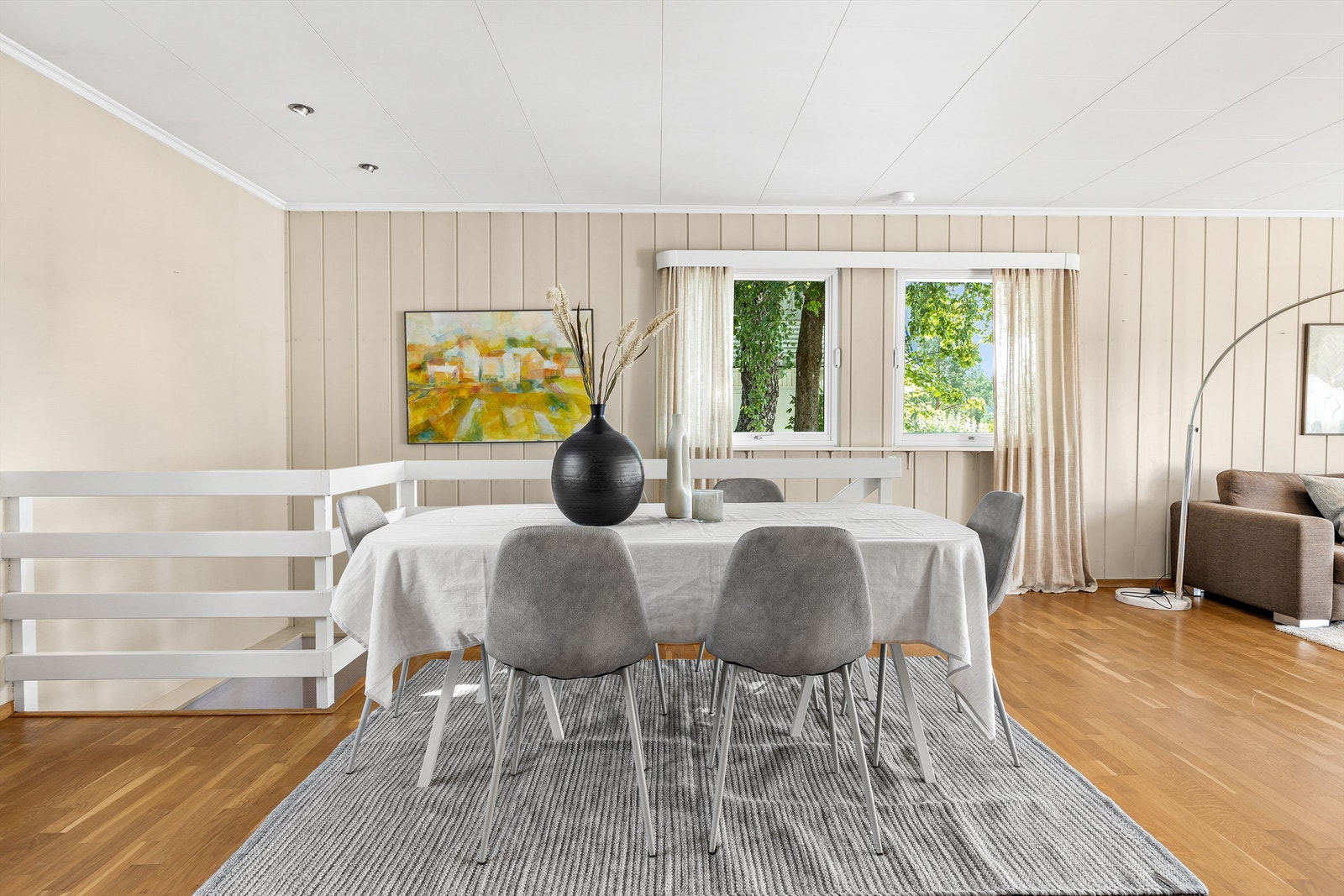 Det er åpen løsning mellom stue og spisestue, samt mellom spisestue og kjøkken. Dette skaper en veldig god atmosfære når man har besøk av venner og familie. Galleribilde