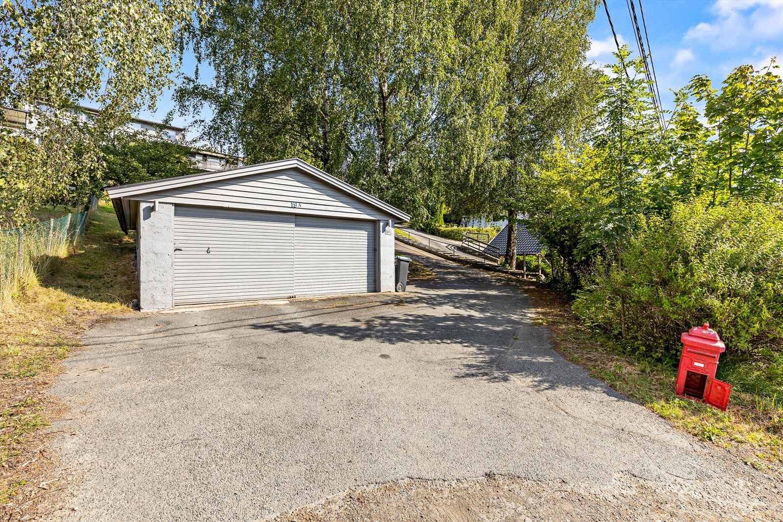 Boligen har garasjeplass i felles dobbelgarasje delt med naboen. Galleribilde