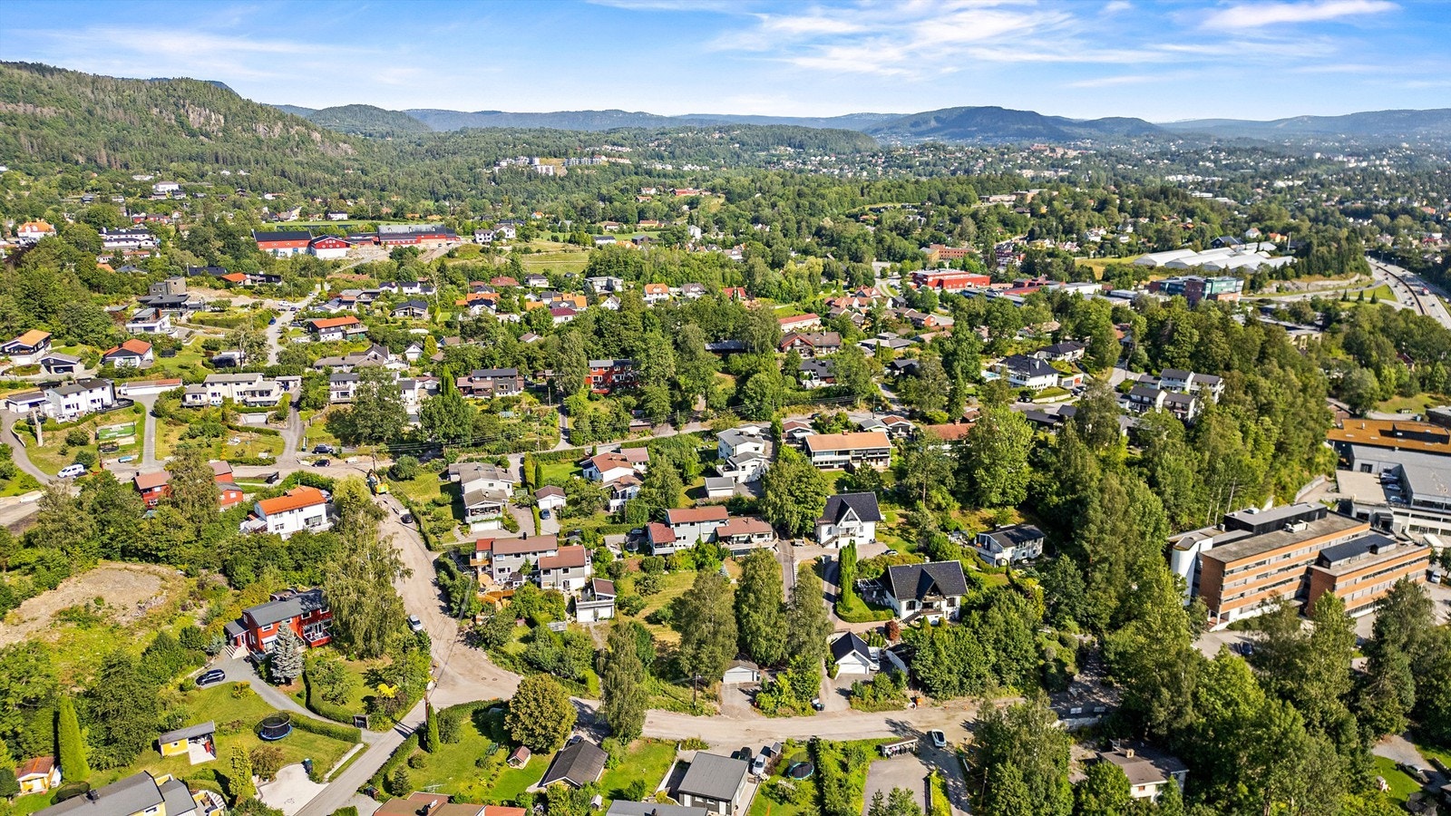 Kort vei til nærbutikken Joker v/ Vakås stasjon. Leikarvollen friområde ligger i nærområdet. Eiendommen ligger flott og solrikt til. Barnevennlig område med kort avstand til flotte turområder med blant annet idylliske Semsvannet og Vestmarka. Galleribilde