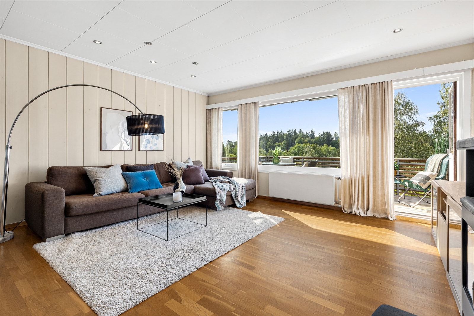 Fra stuen er det direkte utgang til sydøst-vendt balkong med god utsikt. Galleribilde