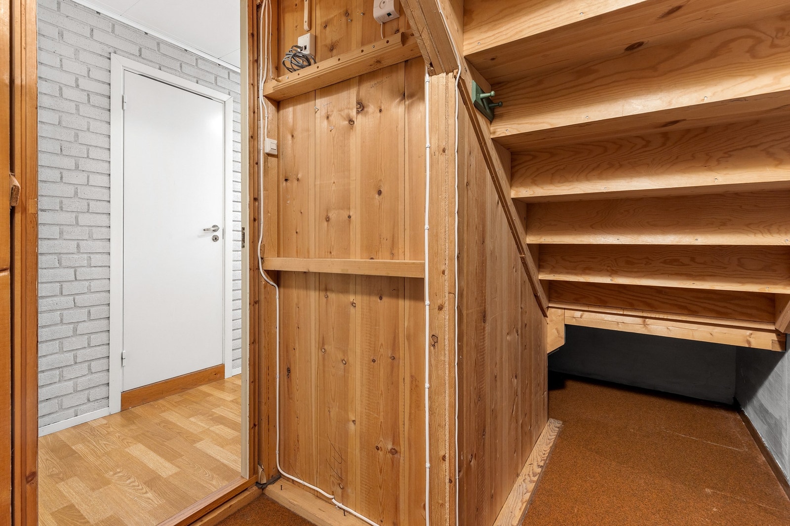 Bod på 2 kvm under trapp som passer perfekt til lagring Galleribilde