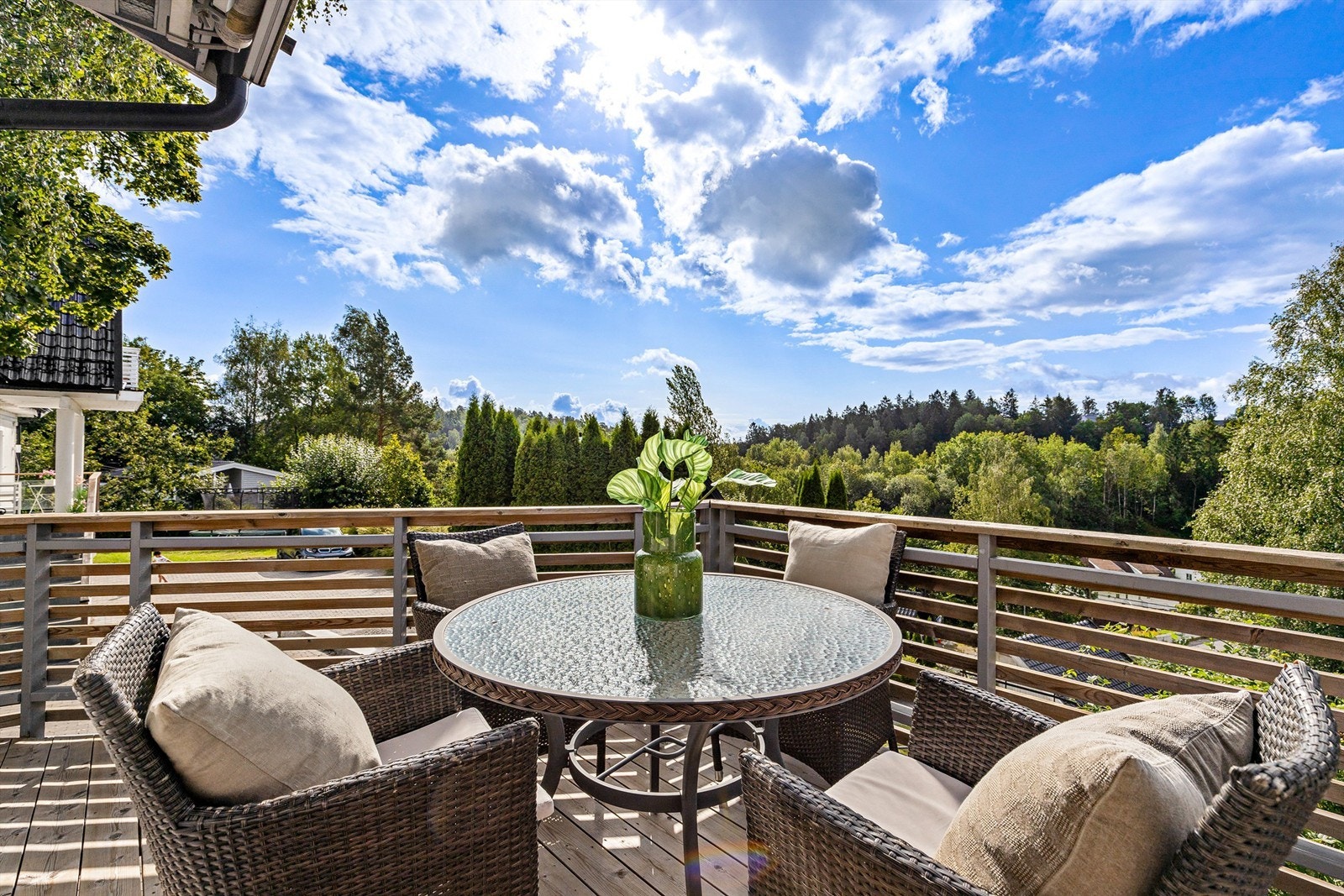 God plass til spisebord og stoler på balkongen. Galleribilde