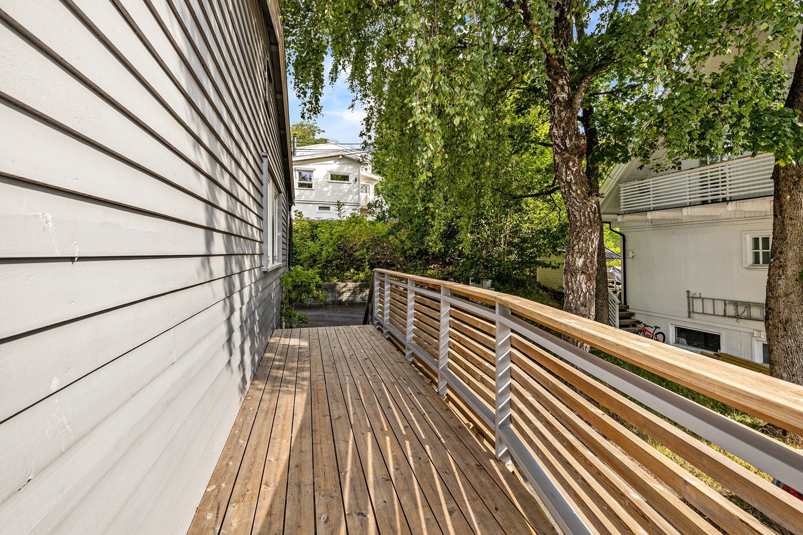 Enkel adkomst til veien fra balkongen. Galleribilde