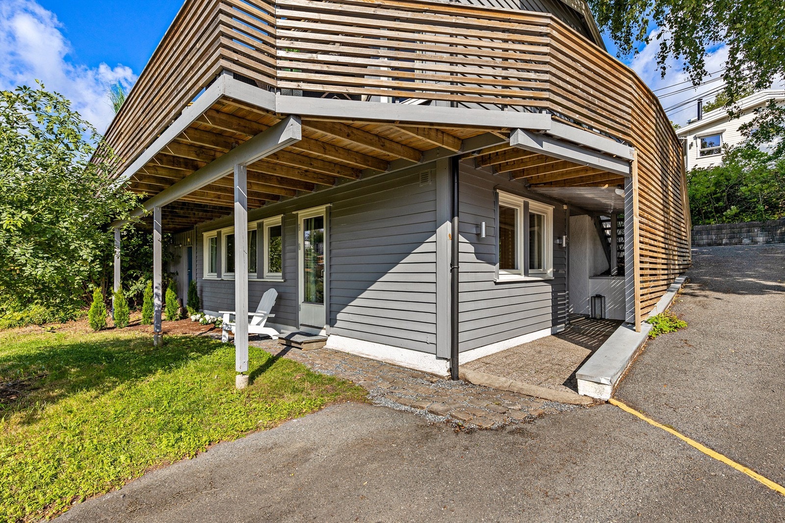 Inngang inn til underetasjen i boligen. Galleribilde