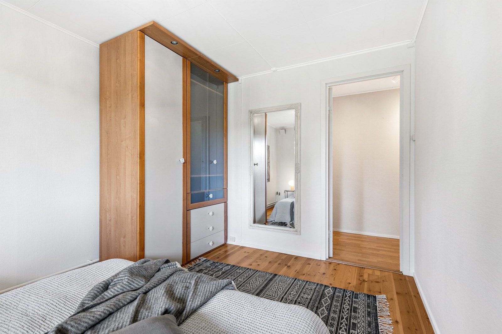 Garderobeskap for oppbevaring. Galleribilde