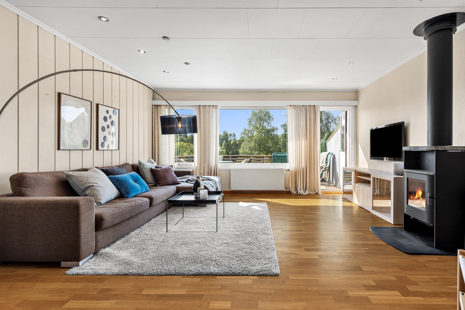 Fra stuen er det direkte utgang til sydøst-vendt balkong med god utsikt. Galleribilde