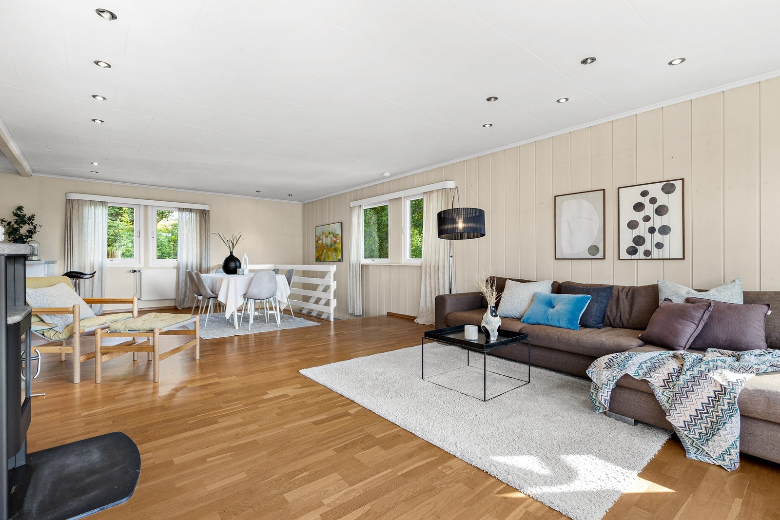 Her får du en innholdsrik halvpart vertikaldelt bolig over 2 etasjer med 3 soverom, vaskerom, stue, spisestue, entre, bad, toalettrom og kjøkken. Boligen ligger i et populært og barnevennlig område med nærhet til det aller meste. Galleribilde