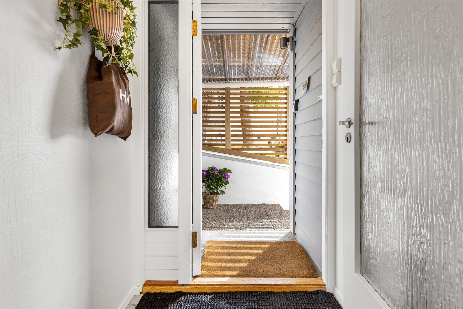 Entré med plass til ytterjakker og sko. Galleribilde