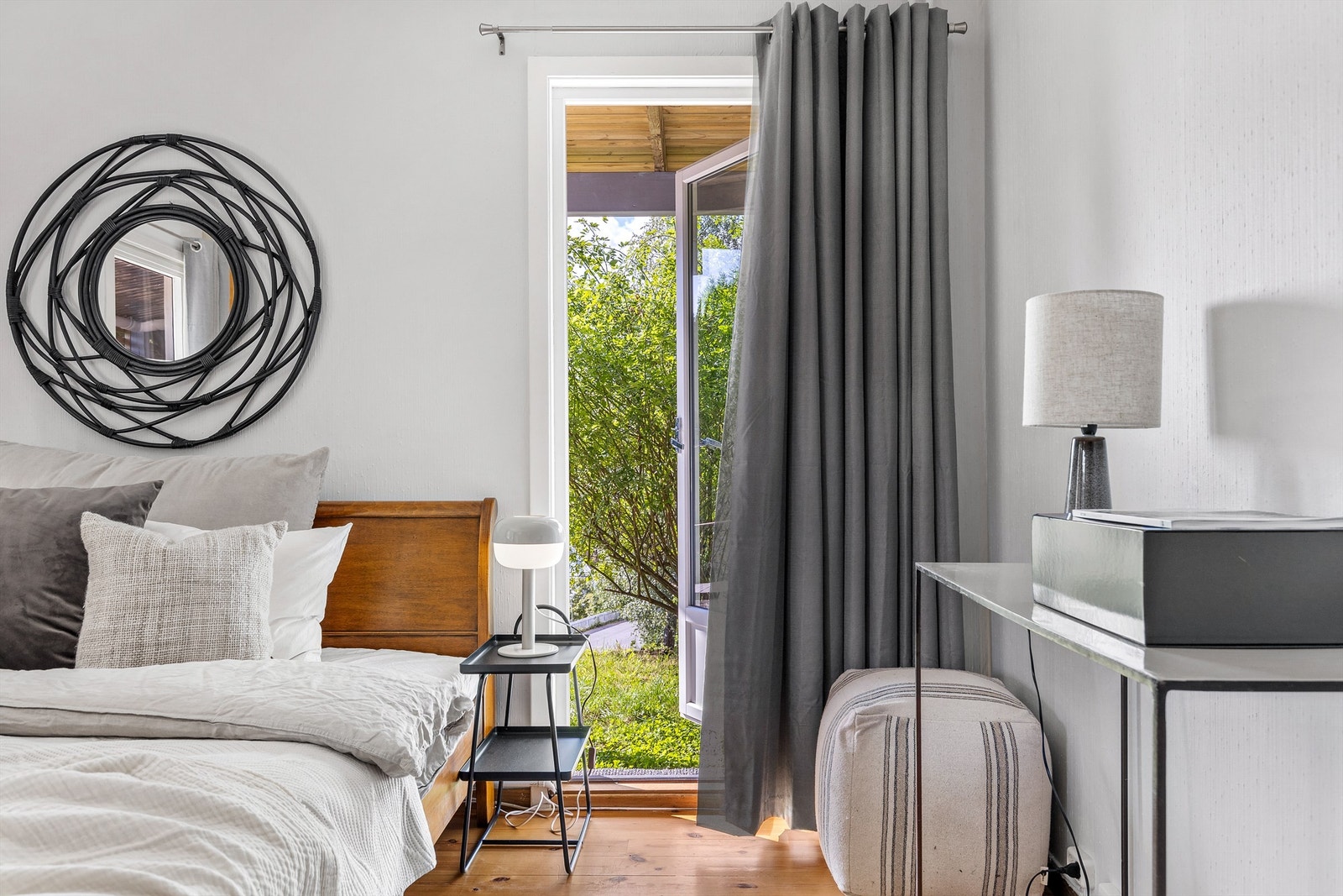 Hovedsoverommet har direkte utgang til hagen. Galleribilde