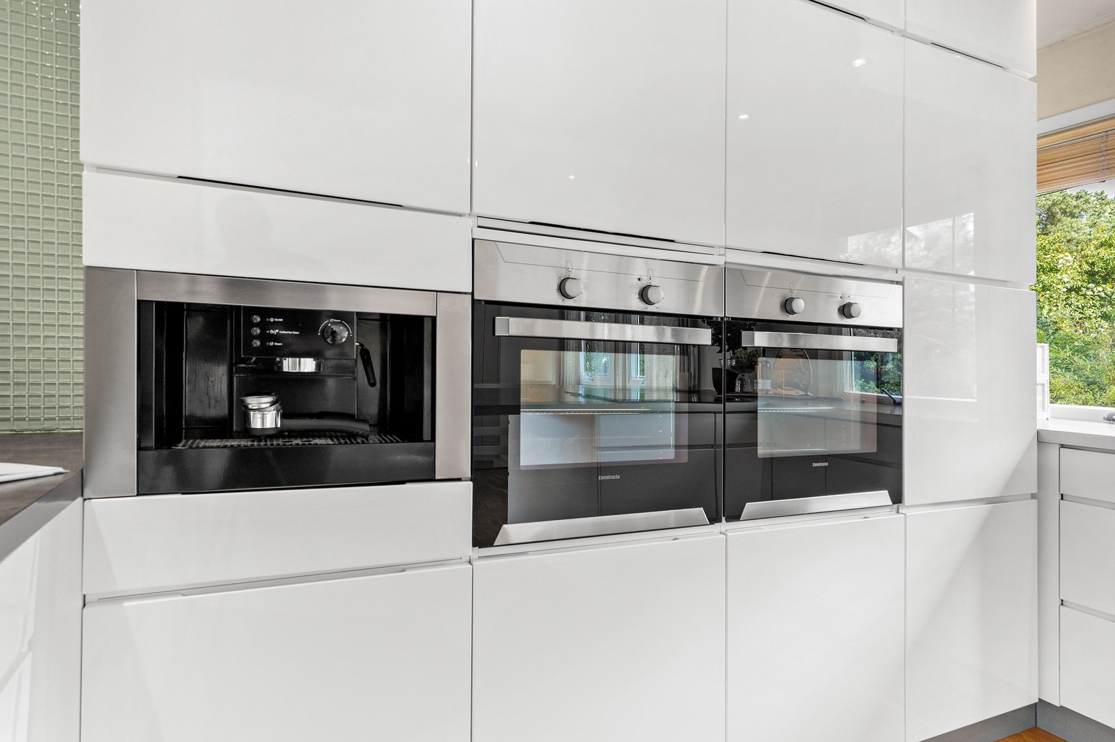 Integrert kjøleskap med fryser, oppvaskmaskin, kaffemaskin, to stekeovner og induksjonstopp. Takhengt ventilator med kullfilter. Galleribilde