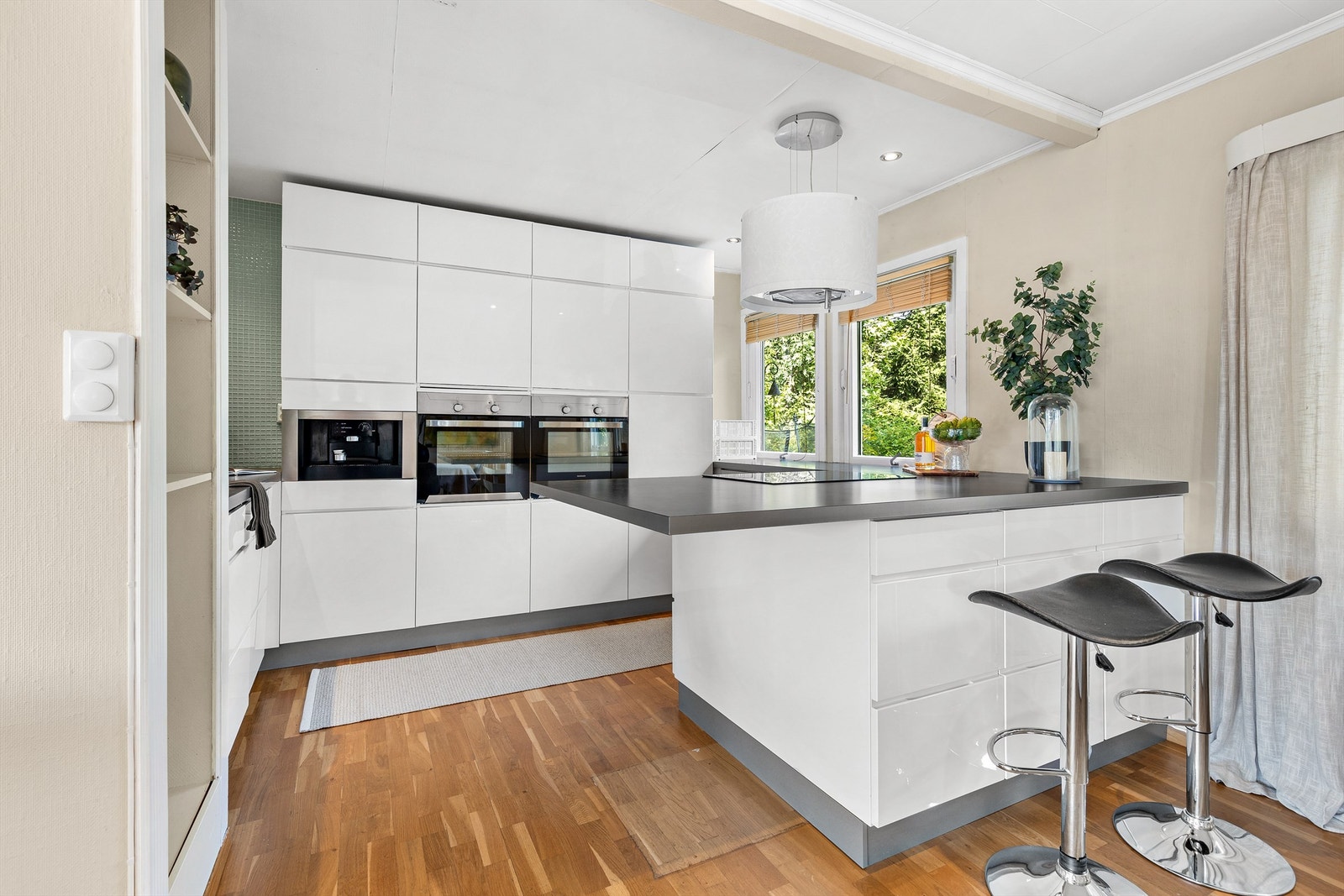 Åpen kjøkkenløsning med kjøkkenøy. Galleribilde