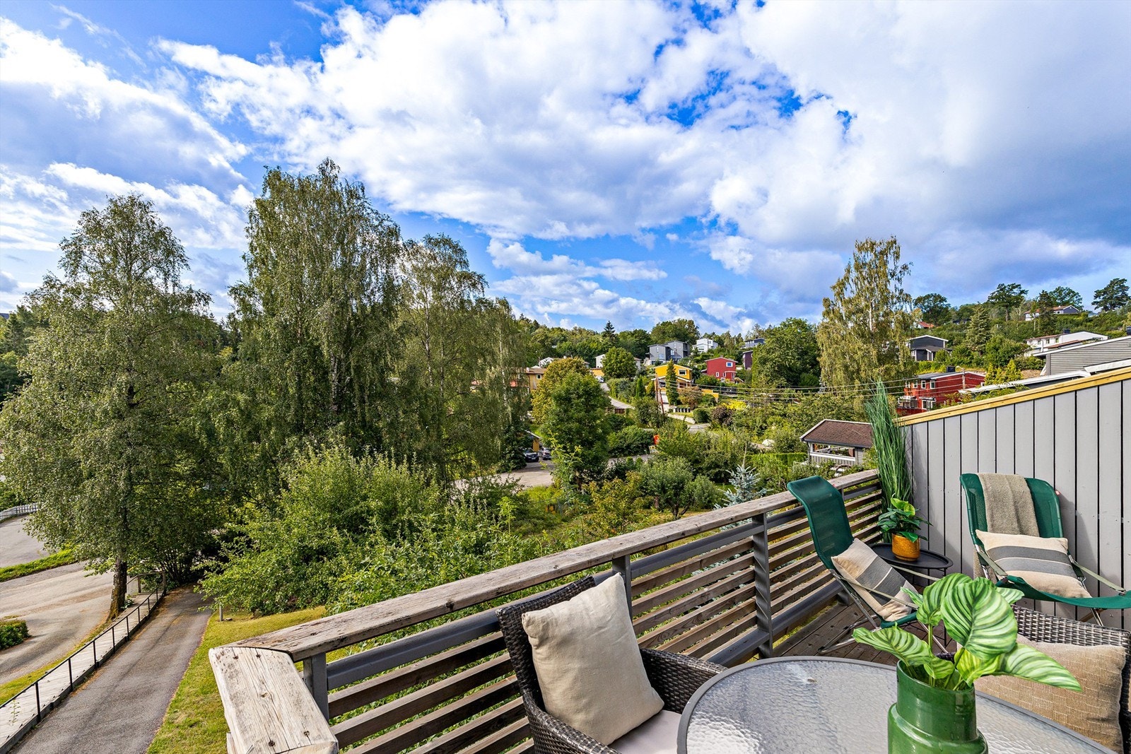 God utsikt over grøntarealer. Galleribilde