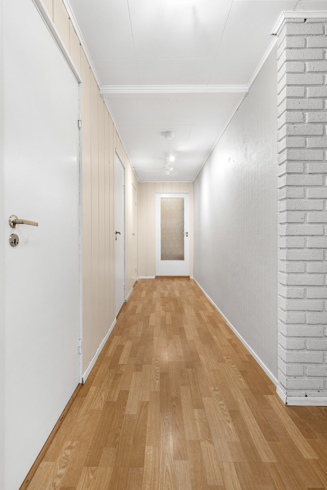 Fra entreen kommer man videre til gangen som leder til etasjens 3 soverom, vaskerom, toalettrom og bad. Galleribilde