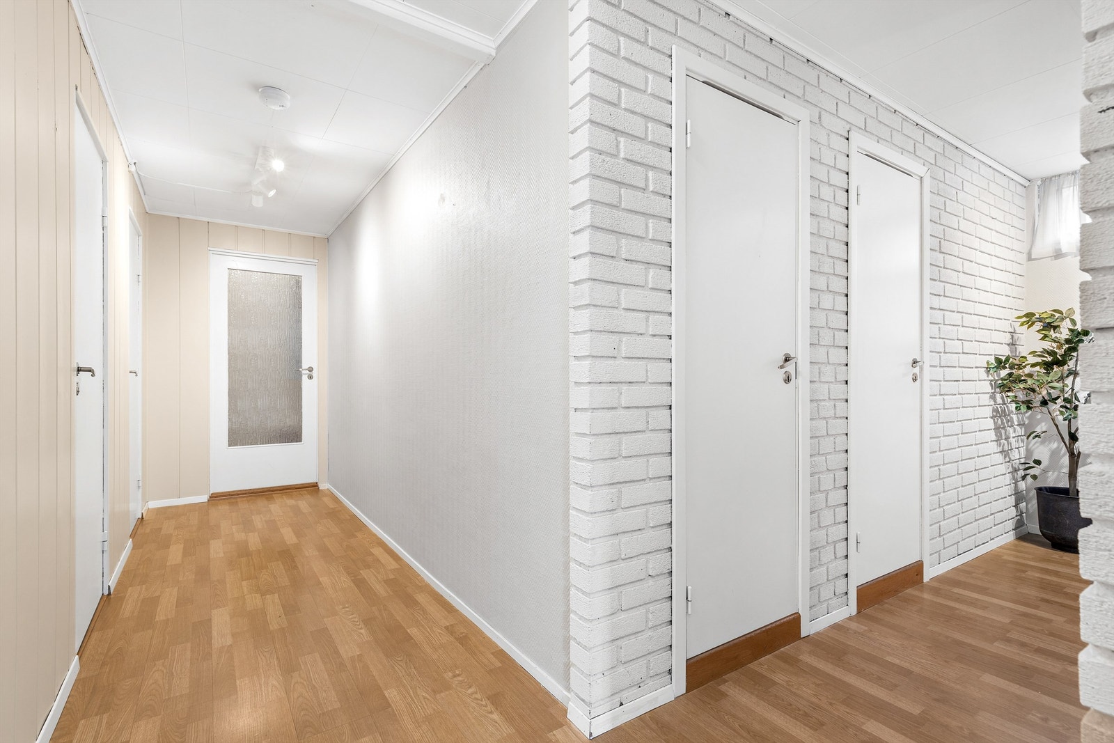 Fra entreen kommer man videre til gangen som leder til etasjens vaskerom, toalettrom og bad. Galleribilde