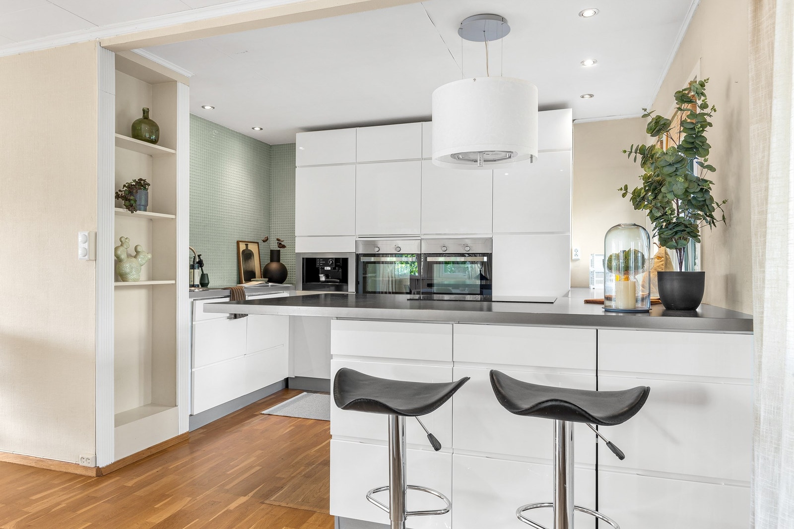 Åpen kjøkkenløsning med kjøkkenøy. Galleribilde